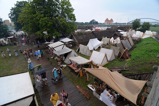 To będą trzy dni zabawy i żywych lekcji historii. W Wolinie rozpoczyna się XVIII Festiwal Słowian i Wikingów. Fot. Łukasz Szełemej [PR Szczecin] Matka królów zawitała do Wolina [ZDJĘCIA]