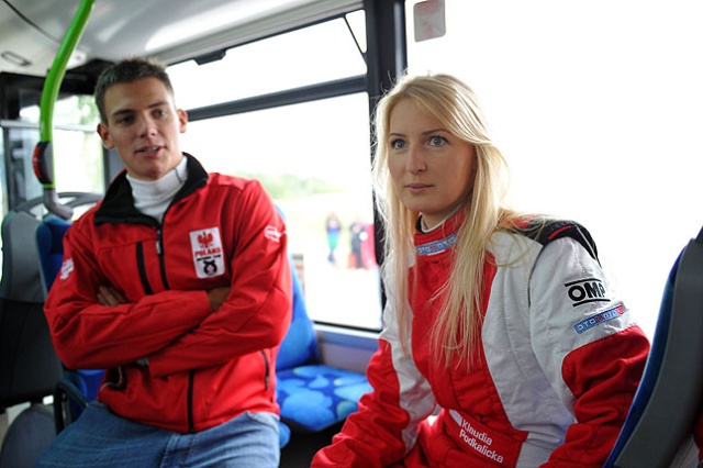Ostatnie chwile przed rajdem Baja Poland 2012. Fot. Łukasz Szełemej [PR Szczecin] Hołowczyc i Małysz za kierownicą autobusu [WIDEO, ZDJĘCIA]