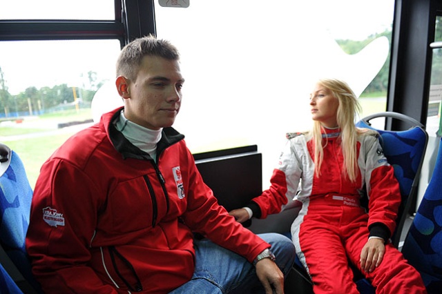 Ostatnie chwile przed rajdem Baja Poland 2012. Fot. Łukasz Szełemej [PR Szczecin] Hołowczyc i Małysz za kierownicą autobusu [WIDEO, ZDJĘCIA]