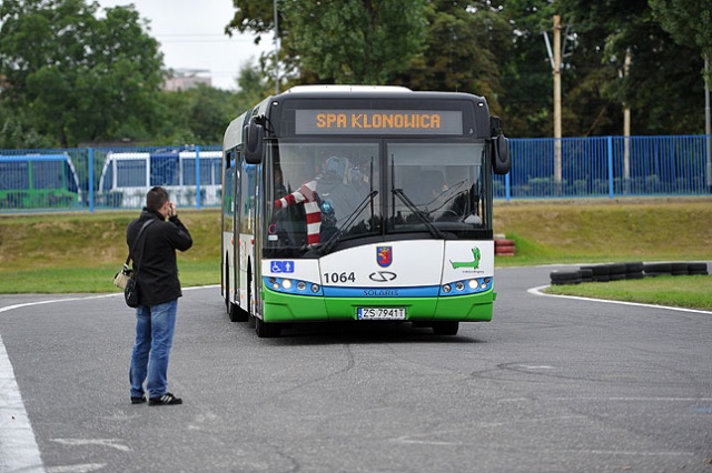 Ostatnie chwile przed rajdem Baja Poland 2012. Fot. Łukasz Szełemej [PR Szczecin] Hołowczyc i Małysz za kierownicą autobusu [WIDEO, ZDJĘCIA]