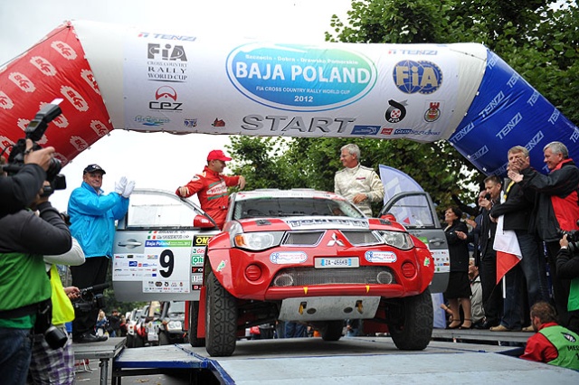 60 zawodników rajdu Baja Poland wystartowało z placu Żołnierza Polskiego w Szczecinie. Fot. Łukasz Szełemej [PR Szczecin] Baja Ruszyła! [WIDEO, ZDJĘCIA]