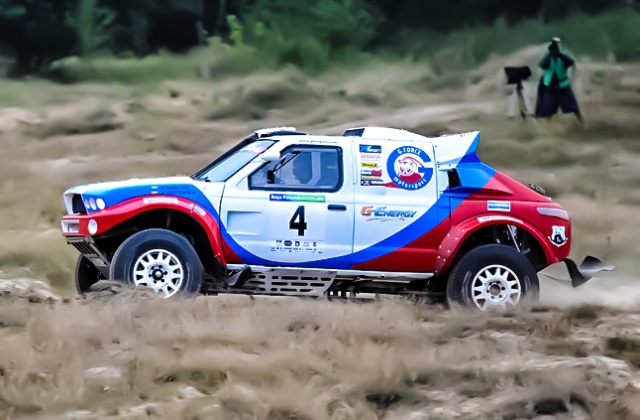 Najlepsi kierowcy rajdowi w autach terenowych i quadach walczą na piaskach poligonu drawskiego. Trwa rajd Baja. Fot. Łukasz Szełemej [PR Szczecin] Baja 2012: Drawsko prawie jak Dakar [ZDJĘCIA]