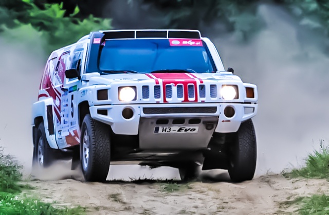 Najlepsi kierowcy rajdowi w autach terenowych i quadach walczą na piaskach poligonu drawskiego. Trwa rajd Baja. Fot. Łukasz Szełemej [PR Szczecin] Baja 2012: Drawsko prawie jak Dakar [ZDJĘCIA]
