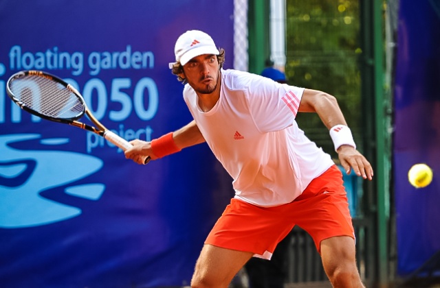 Guillaume Rufin (FRA - biały) kontra Inigo Cevantes (ESP - biały z czapką). Fot. Łukasz Szełemej [PR Szczecin] Pierwszy Polak odpada z Pekao Open [ZDJĘCIA]