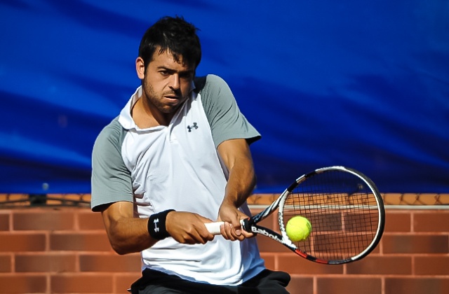 Guillaume Rufin (FRA - biały) kontra Inigo Cevantes (ESP - biały z czapką). Fot. Łukasz Szełemej [PR Szczecin] Pierwszy Polak odpada z Pekao Open [ZDJĘCIA]