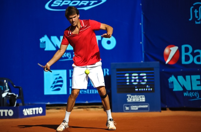 Daniel Munoz De La Nava (ESP - biały) kontra Piotr Gadomski (POL - czerwony). Fot. Łukasz Szełemej [PR Szczecin] Pierwszy Polak odpada z Pekao Open [ZDJĘCIA]