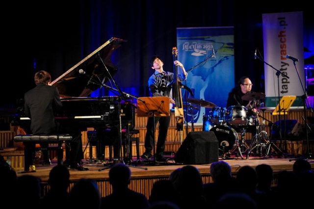 Francesco Bruno Quartet i Makoto Kuriya Trio wystąpili w niedzielę wieczorem w Filharmonii Szczecińskiej. Fot. Łukasz Szełemej [Radio Szczecin] Zmagania Jazzowe: Włoski styl i japońska fantazja [ZDJĘCIA]