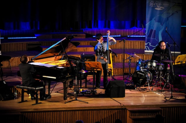 Francesco Bruno Quartet i Makoto Kuriya Trio wystąpili w niedzielę wieczorem w Filharmonii Szczecińskiej. Fot. Łukasz Szełemej [Radio Szczecin] Zmagania Jazzowe: Włoski styl i japońska fantazja [ZDJĘCIA]