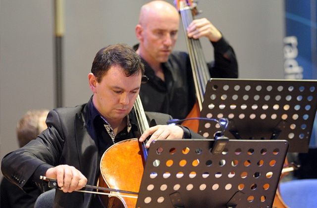 Kompozytor i pianista jazzowy Michał Wróblewski występuje wraz ze szczecińską orkiestrą Baltic Neopolis w studiu koncertowym S-1. Fot. Piotr Sawiński [Radio Szczecin] Jazzmani i Baltic Neopolis na jednej scenie [ZDJĘCIA]