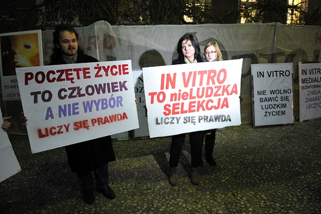 Ponad 50 osób protestowało pod szczecińskim magistratem przeciwko dofinansowywaniu zabiegów in vitro z budżetu miasta. Fot. Łukasz Szełemej [Radio Szczecin] Nie chcą in vitro. "To haniebna inicjatywa" [ZDJĘCIA, WIDEO]