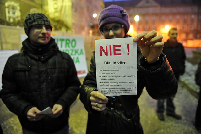 Ponad 50 osób protestowało pod szczecińskim magistratem przeciwko dofinansowywaniu zabiegów in vitro z budżetu miasta. Fot. Łukasz Szełemej [Radio Szczecin] Nie chcą in vitro. "To haniebna inicjatywa" [ZDJĘCIA, WIDEO]