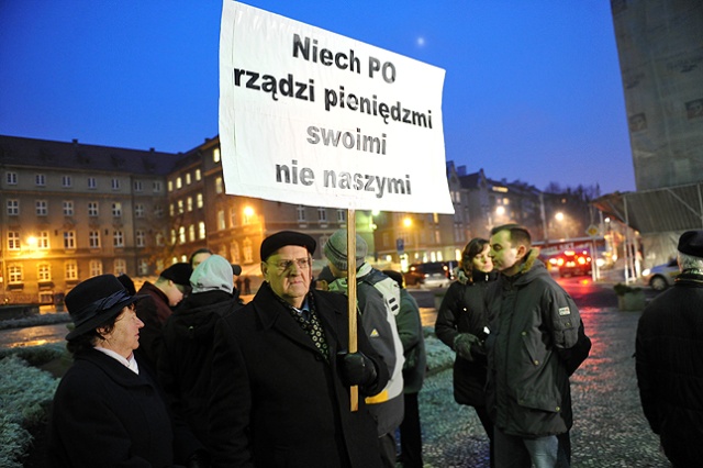 Ponad 50 osób protestowało pod szczecińskim magistratem przeciwko dofinansowywaniu zabiegów in vitro z budżetu miasta. Fot. Łukasz Szełemej [Radio Szczecin] Nie chcą in vitro. "To haniebna inicjatywa" [ZDJĘCIA, WIDEO]