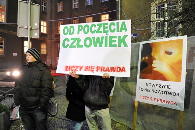 Ponad 50 osób protestowało pod szczecińskim magistratem przeciwko dofinansowywaniu zabiegów in vitro z budżetu miasta. Fot. Łukasz Szełemej [Radio Szczecin] Nie chcą in vitro. "To haniebna inicjatywa" [ZDJĘCIA, WIDEO]