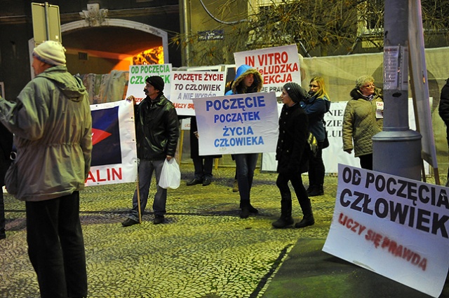 Ponad 50 osób protestowało pod szczecińskim magistratem przeciwko dofinansowywaniu zabiegów in vitro z budżetu miasta. Fot. Łukasz Szełemej [Radio Szczecin] Nie chcą in vitro. "To haniebna inicjatywa" [ZDJĘCIA, WIDEO]