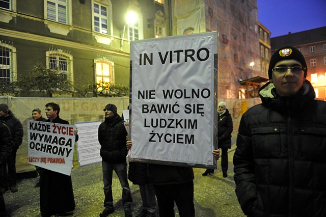 Ponad 50 osób protestowało pod szczecińskim magistratem przeciwko dofinansowywaniu zabiegów in vitro z budżetu miasta. Fot. Łukasz Szełemej [Radio Szczecin] Nie chcą in vitro. "To haniebna inicjatywa" [ZDJĘCIA, WIDEO]