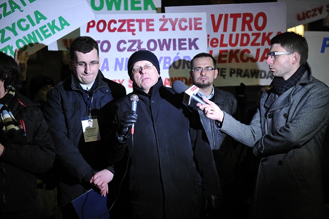 Ponad 50 osób protestowało pod szczecińskim magistratem przeciwko dofinansowywaniu zabiegów in vitro z budżetu miasta. Fot. Łukasz Szełemej [Radio Szczecin] Nie chcą in vitro. "To haniebna inicjatywa" [ZDJĘCIA, WIDEO]