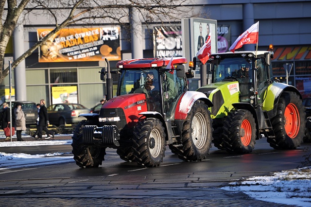 Kolumna około 50 ciągników i samochodów ciężarowych protestujących rolników ruszyła już spod siedziby oddziału Agencji Rynku Rolnego w Szczecinie. Fot. Łukasz Szełemej [Radio Szczecin] Rolnicy znów protestują w Szczecinie [ZDJĘCIA, NOWE]