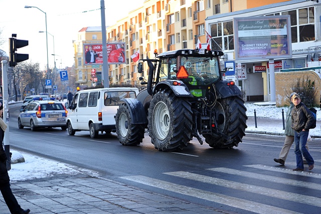 Kolumna około 50 ciągników i samochodów ciężarowych protestujących rolników ruszyła już spod siedziby oddziału Agencji Rynku Rolnego w Szczecinie. Fot. Łukasz Szełemej [Radio Szczecin] Rolnicy znów protestują w Szczecinie [ZDJĘCIA, NOWE]