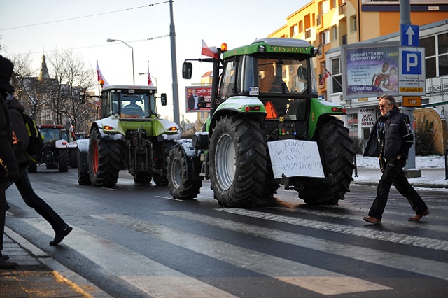 Kolumna około 50 ciągników i samochodów ciężarowych protestujących rolników ruszyła już spod siedziby oddziału Agencji Rynku Rolnego w Szczecinie. Fot. Łukasz Szełemej [Radio Szczecin] Rolnicy znów protestują w Szczecinie [ZDJĘCIA, NOWE]