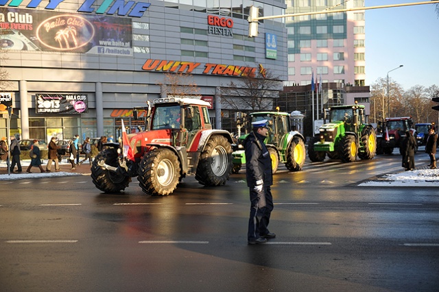 Kolumna około 50 ciągników i samochodów ciężarowych protestujących rolników ruszyła już spod siedziby oddziału Agencji Rynku Rolnego w Szczecinie. Fot. Łukasz Szełemej [Radio Szczecin] Rolnicy znów protestują w Szczecinie [ZDJĘCIA, NOWE]