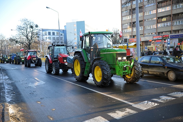 Kolumna około 50 ciągników i samochodów ciężarowych protestujących rolników ruszyła już spod siedziby oddziału Agencji Rynku Rolnego w Szczecinie. Fot. Łukasz Szełemej [Radio Szczecin] Rolnicy znów protestują w Szczecinie [ZDJĘCIA, NOWE]