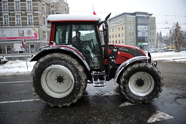 Prawie 70 ciągników i samochodów ciężarowych wyjechało spod siedziby oddziału Agencji Rynku Rolnego i Urzędu Wojewódzkiego w Szczecinie na ulice miasta. Fot. Łukasz Szełemej [Radio Szczecin] Śnieg im nie straszny, rolnicy na ulicach Szczecina [NOWE]