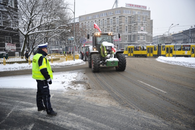 W piątek o 13 kilkadziesiąt rolniczych pojazdów ponownie wyjechało na ulice Szczecina. Fot. Łukasz Szełemej [Radio Szczecin] Rolnicy: Żadnych rozmów na razie nie będzie [NOWE, ZDJĘCIA]