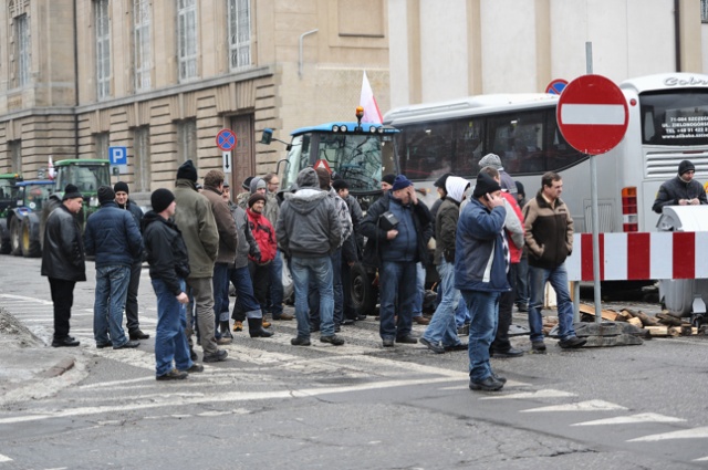 Zachodniopomorscy rolnicy znów wyjechali ciągnikami na ulice Szczecina. Fot. Łukasz Szełemej [Radio Szczecin] Nie odpuszczają. Traktory są już w centrum [ZDJĘCIA]