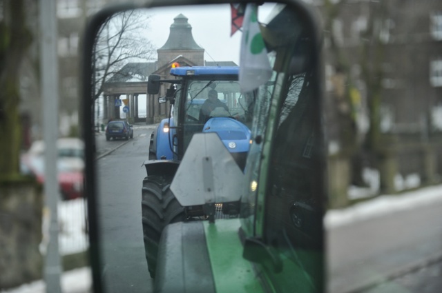 Zachodniopomorscy rolnicy znów wyjechali ciągnikami na ulice Szczecina. Fot. Łukasz Szełemej [Radio Szczecin] Nie odpuszczają. Traktory są już w centrum [ZDJĘCIA]