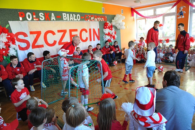 Młodzieżowa reprezentacja Polski w futsalu odwiedziła dziś maluchy z Publicznego Przedszkola Źródełko w Szczecinie.