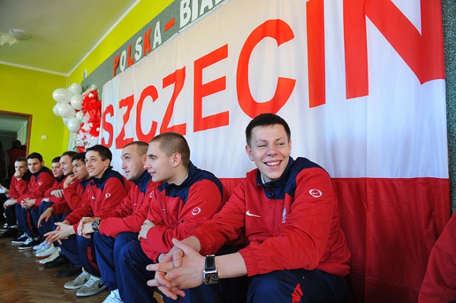 Na parkiecie zmierzą się reprezentacje halowej piłki nożnej do 21 lat.
