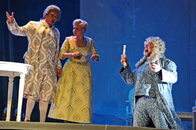 Czteroaktowa opera buffa w wykonaniu Opery na Zamku z muzyką napisaną przez Wolfganga Amadeusza Mozarta zachwyca idealnym połączeniem orkiestry maestro Semerau-Siemianowskiego z olśniewającym śpiewem solistów.