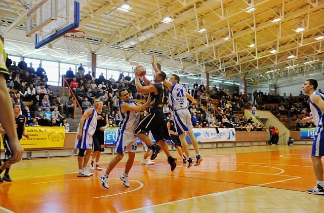 Szczecinianie w ostatniej kolejce rozgrywek sezonu zasadniczego I ligi wygrali ze Startem Gdynia 76:70.
