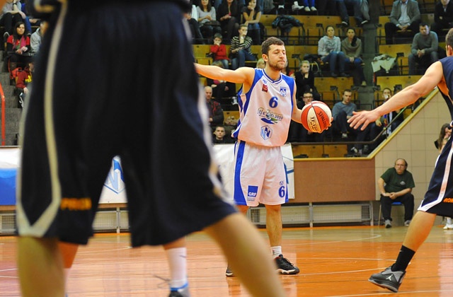 Koszykarze AZS Radex Szczecin przegrali w pierwszym meczu w fazie play-out z Sudetami Jelenia Góra 69:91.