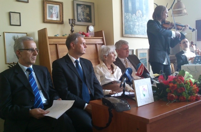 Profesor Waldemar Tarczyński oraz Joanna Kulmowa przeczytali dziś fragmenty Bajki upalnej. Bibliofilskie wydanie książki Kulmowej ukazało się w Wydawnictwie Naukowym Uniwersytetu Szczecińskiego z okazji obchodzonego dziś Światowego Dnia Książki.