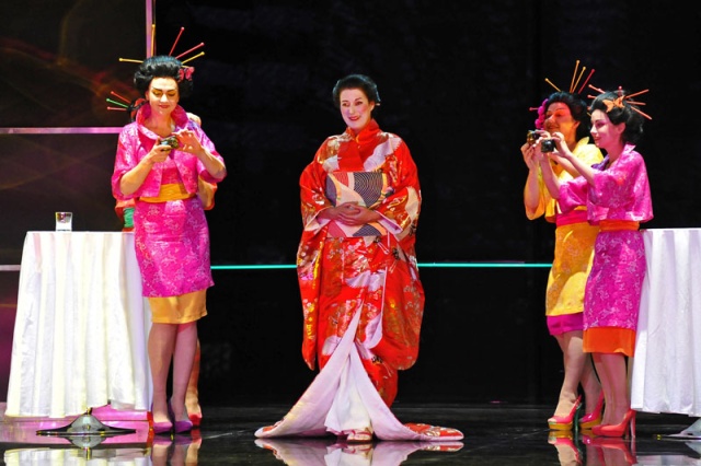 XIX wieczna historia z czasów Giacomo Pucciniego Madama Butterfly w szczecińskiej realizacji Opery na Zamku została przeniesiona do współczesnej Japonii. Całość reżysersko oprawiła Pia Partum. Premiera dziś wieczorem.