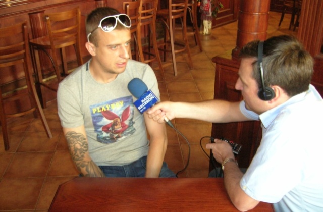 Piłkarz reprezentacji Polski - Kamil Grosicki - ostatnie dwa wolne dni przed EURO 2012 spędza z rodziną w Szczecinie. Wychowanek Pogoni Szczecin jest w 23-osobowej kadrze trenera Franciszka Smudy na Mistrzostwa Europy, które rozpoczną się 8 czerwca.
