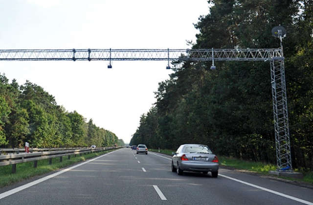 Elektroniczny system płatności, czyli via-auto startuje na polskich autostradach. Dzięki niemu kierowcy samochodów osobowych nie będą musieli zatrzymywać się w bramkach, by zapłacić za przejazd. Na początek via-auto pojawi się na autostradach A2 i A4.