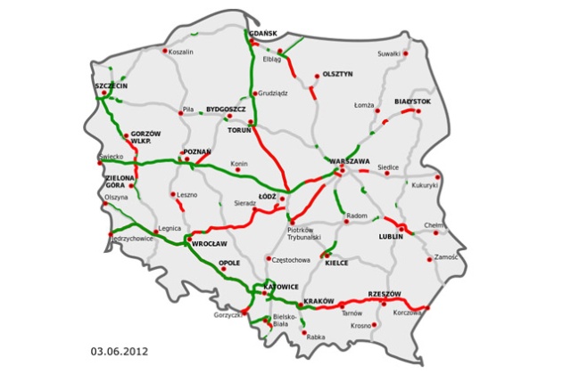 Prace przyspieszyła maszyna, która kładła asfalt na całej szerokości drogi.