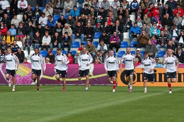 Dania niespodziewanie pokonała Holandię 1:0 w meczu grupy B Mistrzostw Europy w piłce nożnej, które trwają na stadionach Polski i Ukrainy.