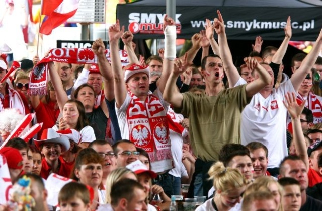 Biało-czerwony szalik na szyi, koszulka z Orzełkiem, w ręku wuwuzele, a do tego polska flaga czy bandera To raz. Dwa: w domu, pubie, Strefie Kibica, a może nawet osobiście na którymś z polskich lub ukraińskich stadionów. POKAŻ NAM JAK KIBICUJESZ