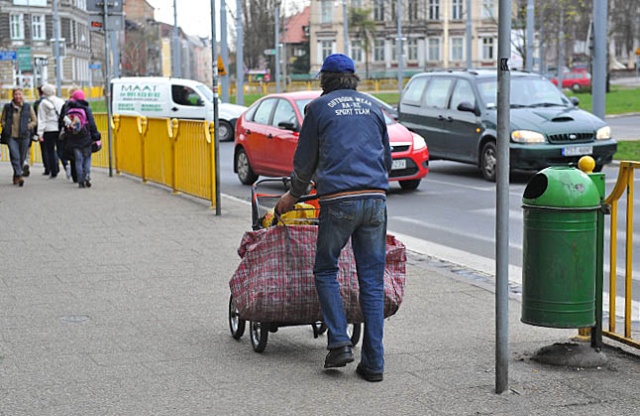 Bezrobocie w Polsce jest najwyższe od czterech lat, a ofert pracy najmniej od lat siedmiu - donosi Dziennik Gazeta Prawna.