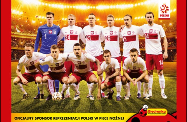 Piłkarski skandal... w Biedronce. Sklep rozdaje bezpłatne plakaty z drużyną polskiej reprezentacji, na których brakuje czołowego napastnika - Roberta Lewandowskiego. Szczecińscy kibice są oburzeni.