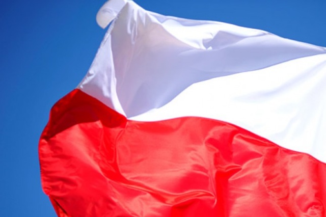 W Gliwicach trwa wyścig z czasem, dziś wieczorem ma się zakończyć szycie gigantycznej biało-czerwonej flagi.