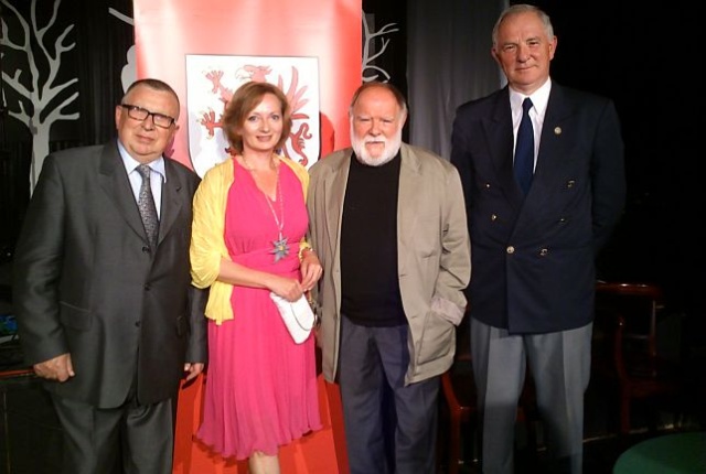 Pieśniarka Alina Karolewicz z Czaplinka, fotograf Grzegorz Funke z Koszalina, szantymen Jerzy Porębski ze Świnoujścia i rzeźbiarz Ryszard Wilk ze Szczecina - to laureaci pierwszej edycji nagrody Pro Arte Marszałka Zachodniopomorskiego w dziedzinie kultury.