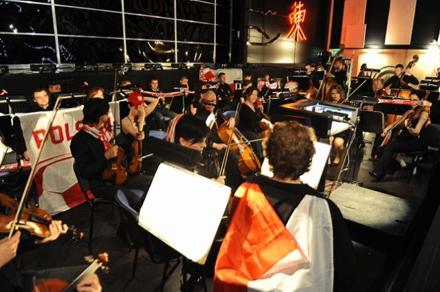 Spontanicznym odegraniem hymnu Euro rozpoczął się spektakl Madama Butterfly w hali Opery. Muzycy namalowali na twarzach biało-czerwone flagi, barwami narodowymi ozdobili też instrumenty, a dyrygent wystąpił w szaliku polskiej reprezentacji.