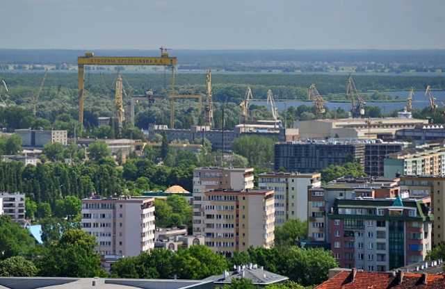 Wielką suwnicę do rozładunku materiałów sypkich przygotowują do transportu pracownicy Fabryki Maszyn i Urządzeń Famak z Kluczborka. Suwnica ma mieć 40 metrów wysokości.