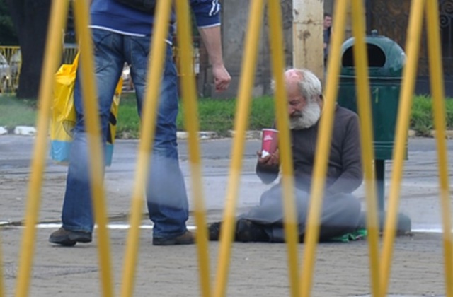 W ubiegłym roku po raz pierwszy od sześciu lat przybyło w Polsce rodzin w niezwykle trudnej sytuacji materialnej.