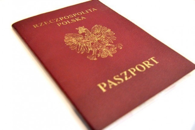 Dziś tracą ważność wpisy dzieci do paszportów rodziców. Oznacza to, że wszystkie dzieci przy przekraczaniu granicy będą musiały posiadać własny dokument podróży - przypomina MSW.