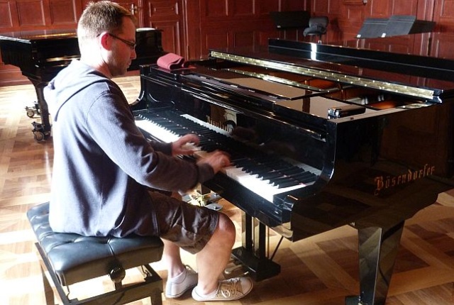 Osiem różnych wersji słynnej Żółtej łodzi podwodnej Beatlesów, zagrał pianista Krzysztof Herdzin - taki był początek warsztatów muzyki rozrywkowej Audiobrzegi w klubie Delta w Szczecinie Dąbiu.